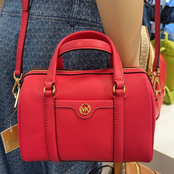 Michael Kors Travel Small Duffle Leather Crossbody Satchel Electric Pink
NWT - Picture 3 of 16